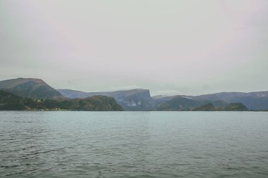 Fiyortları manzara sisli zamanında