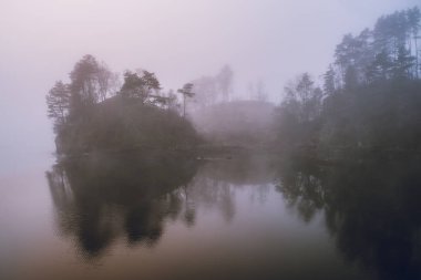 Sisli Peyzaj ve su üzerinde bulutlar