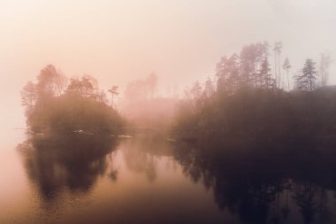 Sisli Peyzaj ve su üzerinde bulutlar