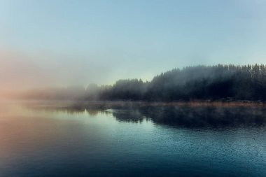 Sisli Peyzaj ve su üzerinde bulutlar