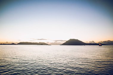 Günbatımı tepelerde ile deniz manzarası