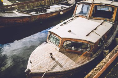 Tekneler ve suyun yansıması ile