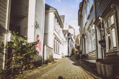 Üst üste duran evleri 