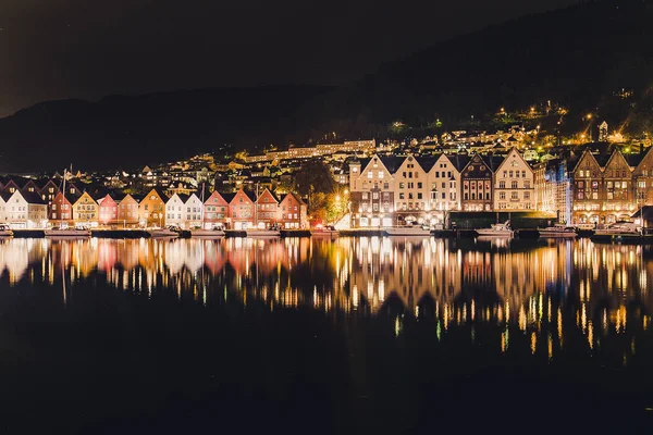 Nacht uitzicht op buldings — Stockfoto