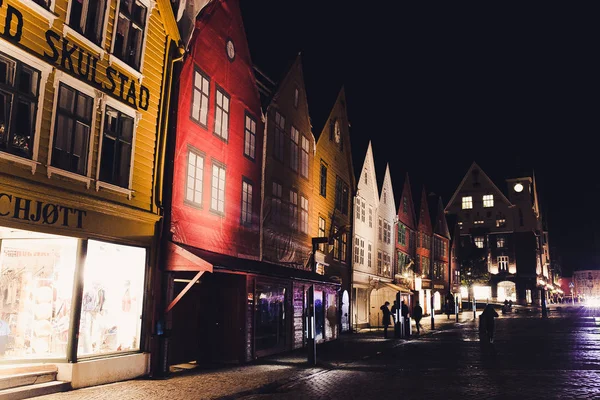 Sokak evleri ve ışıklar ile — Stok fotoğraf