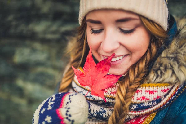 Girl in winter outfit with maple leaf — Stock Photo, Image