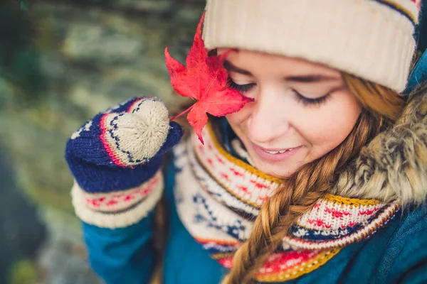 Κορίτσι σε χειμερινή στολή με φύλλο σφενδάμου — Φωτογραφία Αρχείου