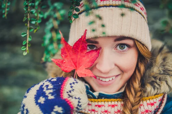 Κορίτσι σε χειμερινή στολή με φύλλο σφενδάμου — Φωτογραφία Αρχείου
