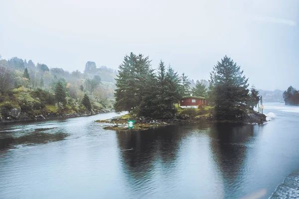 霧にフィヨルドの風景 — ストック写真