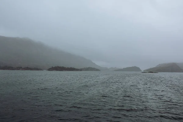 Paisaje de fiordos en tiempo de niebla — Foto de Stock