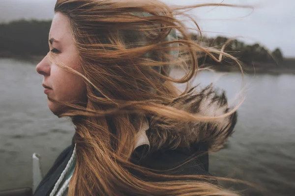 Красива дівчина на вітряному березі — стокове фото
