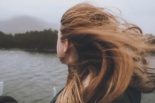 Pretty girl on windy shore — Stock Photo, Image