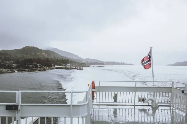 Ferry pasa por encima del mar —  Fotos de Stock