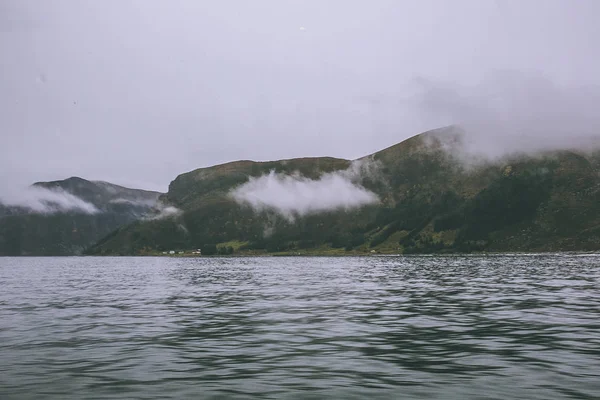 霧にフィヨルドの風景 — ストック写真