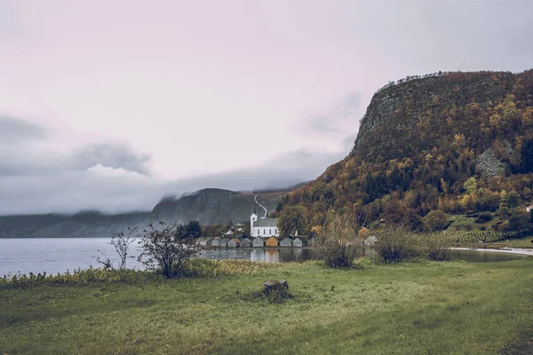 Domy a rostliny nad kopci — Stock fotografie