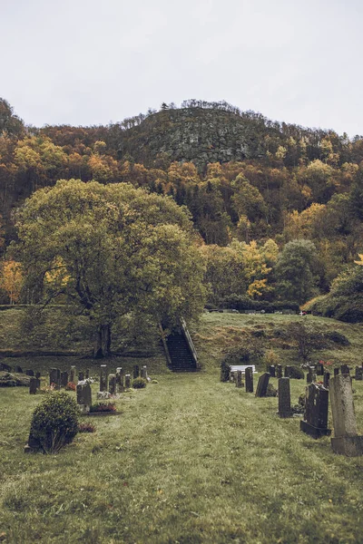 Cemitério sobre o vale da montanha — Fotografia de Stock
