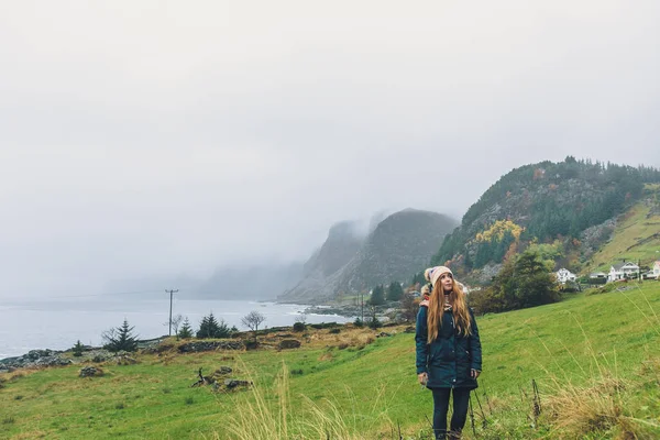 Woman standing over mountain valley — Stock Photo, Image