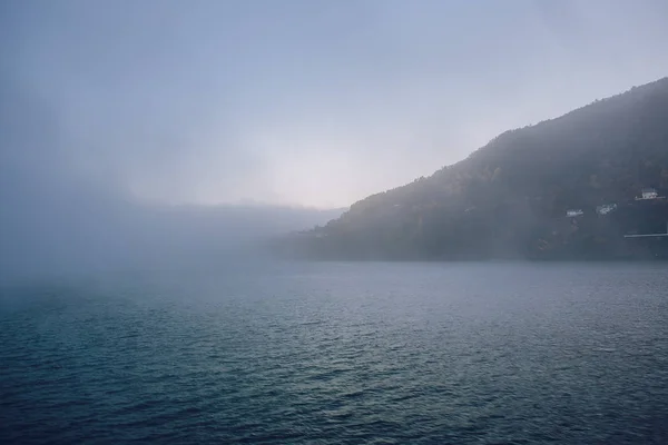 Туман и облака над водой — стоковое фото