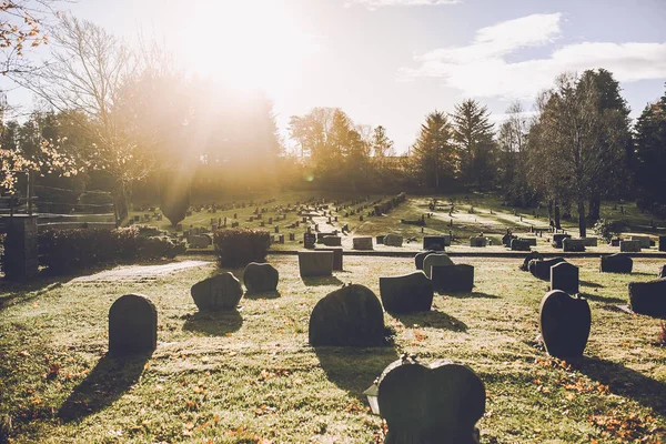 Kyrkogården omges av berget kullar — Stockfoto