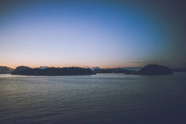 Paysage marin avec collines au coucher du soleil — Photo