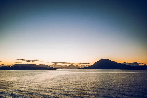 Paisaje marino con colinas al atardecer — Foto de Stock