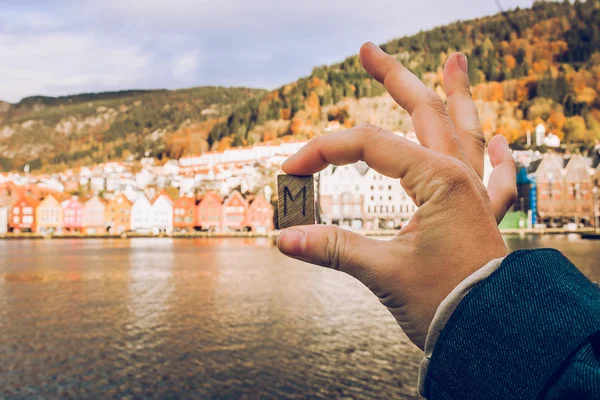 Ruka s malým kamenem — Stock fotografie