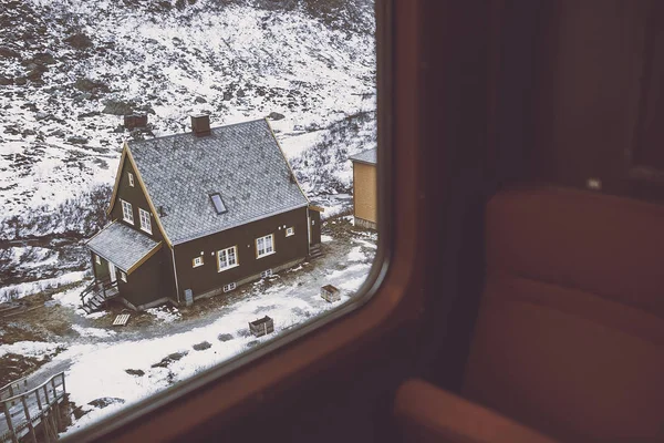 Прекрасний гірський будинок у вікні поїзд — стокове фото