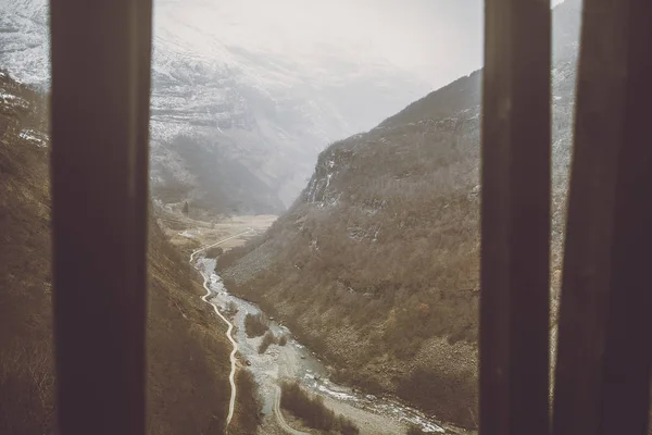 Прекрасний гірський струмок у вікні — стокове фото