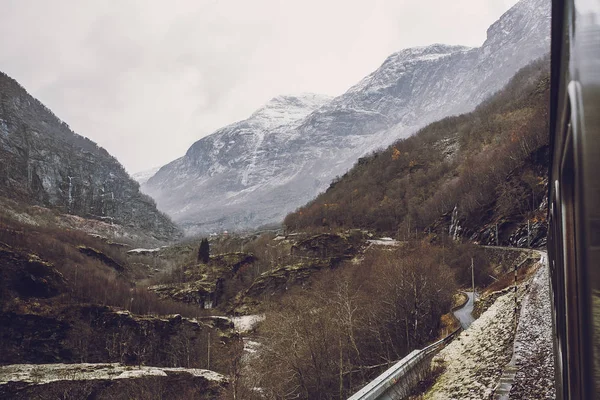窓の列車の美しい山の景色 — ストック写真