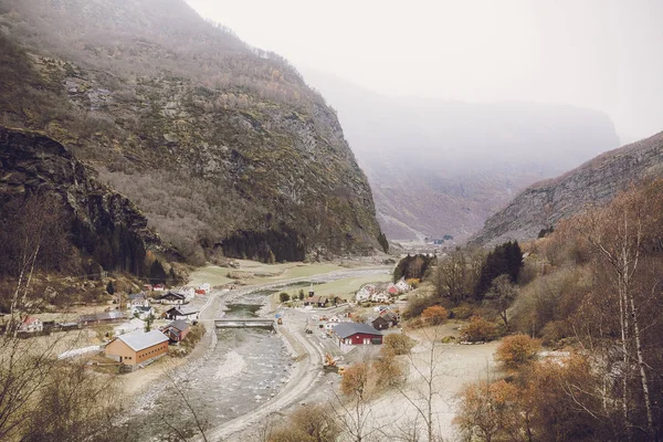 Valle bordeado por montañas —  Fotos de Stock