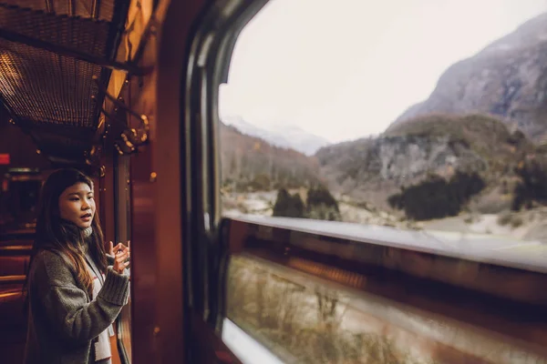 Hermosa vista de la montaña con de la ventana del tren — Foto de Stock
