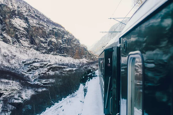 Vista montanha com a janela do trem — Fotografia de Stock