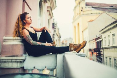 Terasta oturan genç kadın