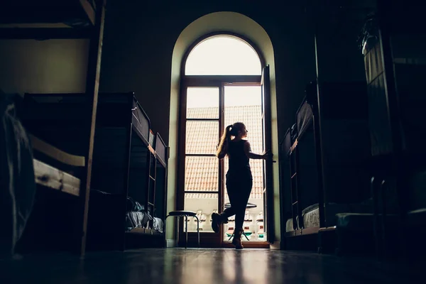 Frau posiert in der Nähe von Fenster — Stockfoto