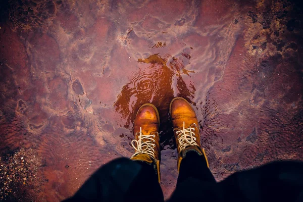 Περπατώντας στο νερό ζεστό geysers σε χρυσό κύκλο — Φωτογραφία Αρχείου