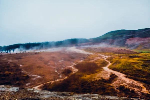 Underbar plats där Geyser kastar en kolumn av varmvatten — Stockfoto