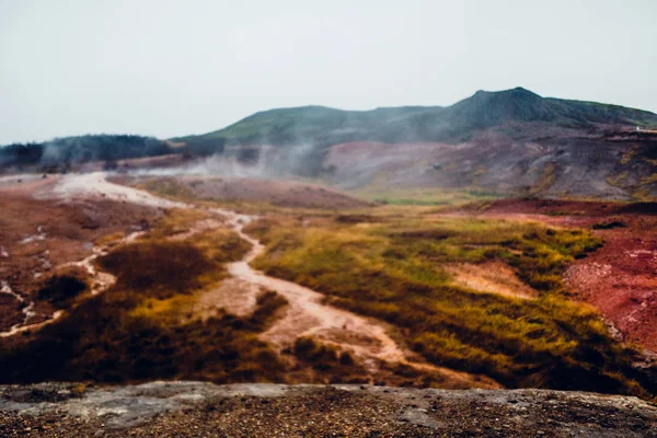 Lugar maravilhoso onde Geyser joga uma coluna de água quente — Fotografia de Stock