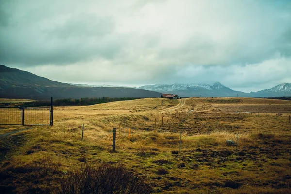 Paisagem acolhedora e pequena casa — Fotografia de Stock