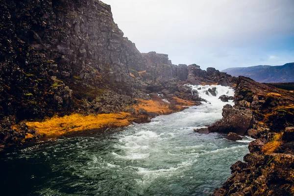 Lava e rio no chão em colinas de montanha — Fotografia de Stock