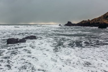 Siyah kum ve taş ile deniz kıyısı