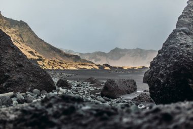 Siyah kum ve taş ile deniz kıyısı