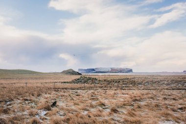 Dağlar ve tepeler çevrili düz