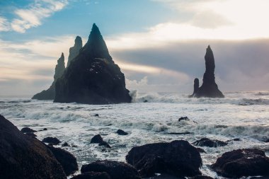 Siyah lav taşları üzerine deniz kıyısı