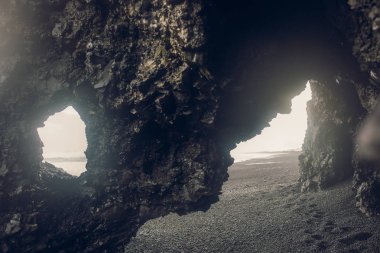 Siyah lav taşları üzerine deniz kıyısı