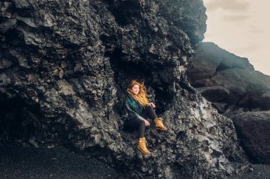 kayalıklarda oturan kadın