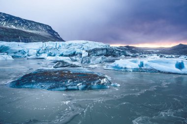 İzlanda'daki dağlar üzerinden günbatımı