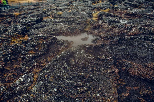 Lava no chão em colinas de montanha — Fotografia de Stock