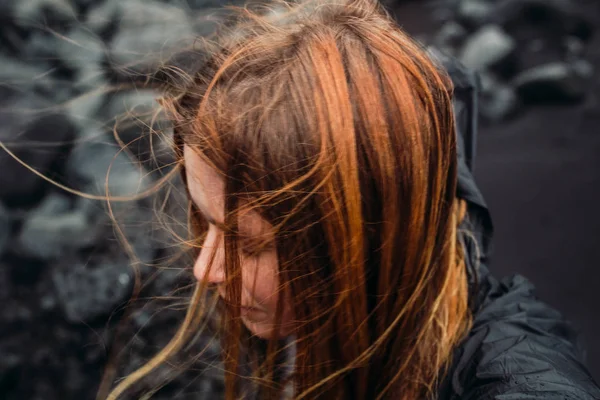 Retrato de niña en la costa rocosa — Foto de Stock