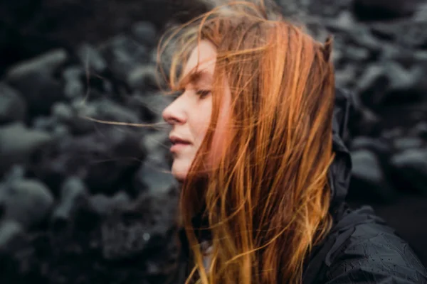 Портрет дівчини на скелястій береговій лінії — стокове фото
