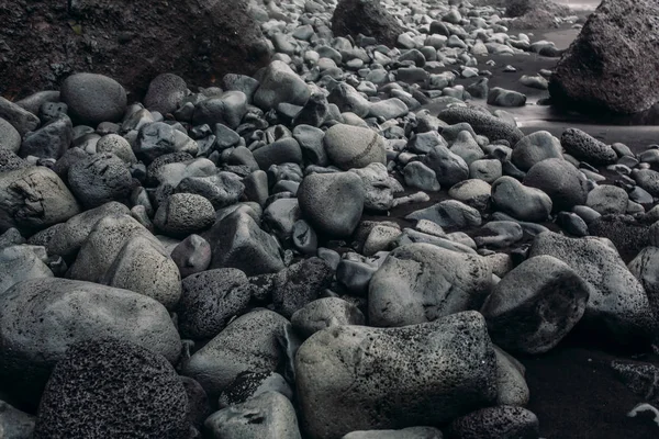 Kust met zwart zand en stenen — Stockfoto